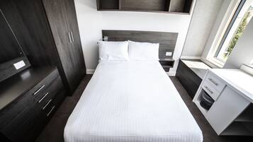 Small Double Room - 4ft Bed | Desk, iron/ironing board, free cribs/infant beds, free WiFi