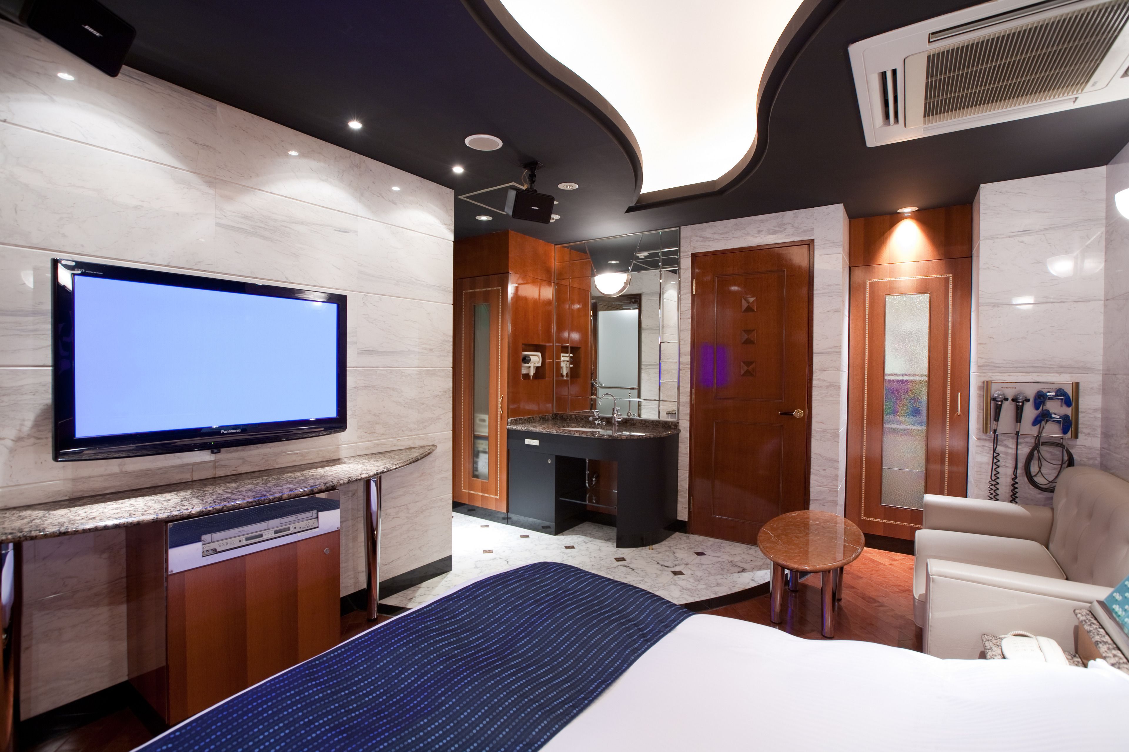 Minibar, caja de seguridad en la habitación y decoración personalizada 