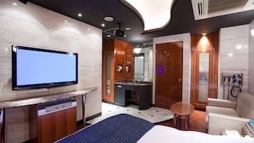 Minibar, in-room safe, individually decorated, individually furnished