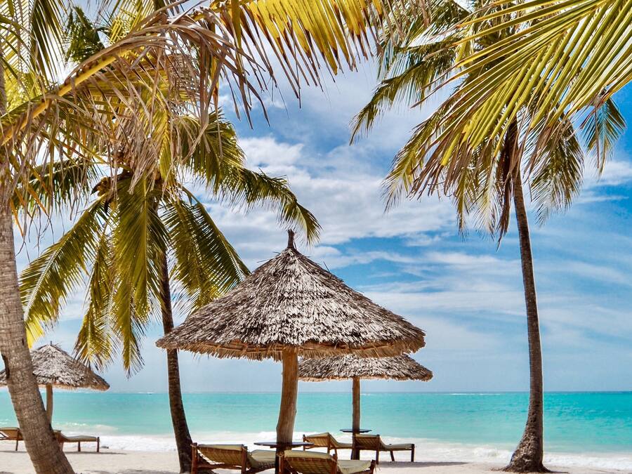 Am Strand, Liegestühle, Sonnenschirme, Strandtücher