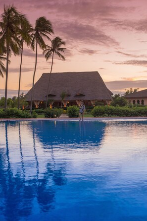 Piscina a l'aire lliure i gandules