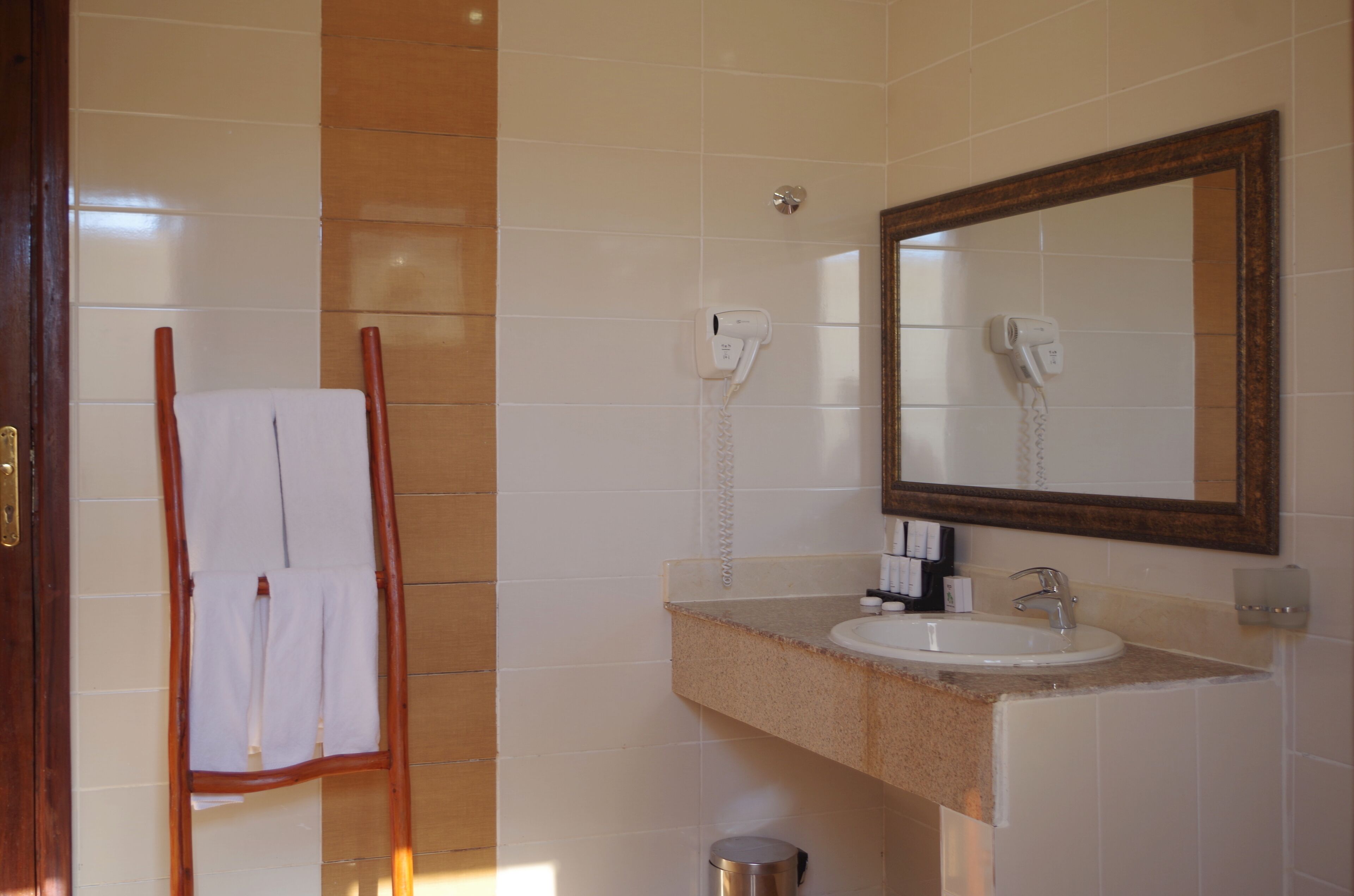 standard bungalow | bathroom | free toiletries, hair dryer, bidet, towels