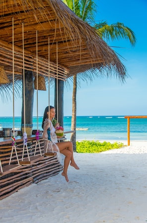 Poolside bar - The Sands Beach Resort Zanzibar (Dongwe)