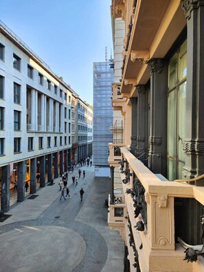 A pedestrian street with historic buildings, a modern glass skyscraper, and a cobblestone plaza. - Aparthotel dei Mercanti (Milan)
