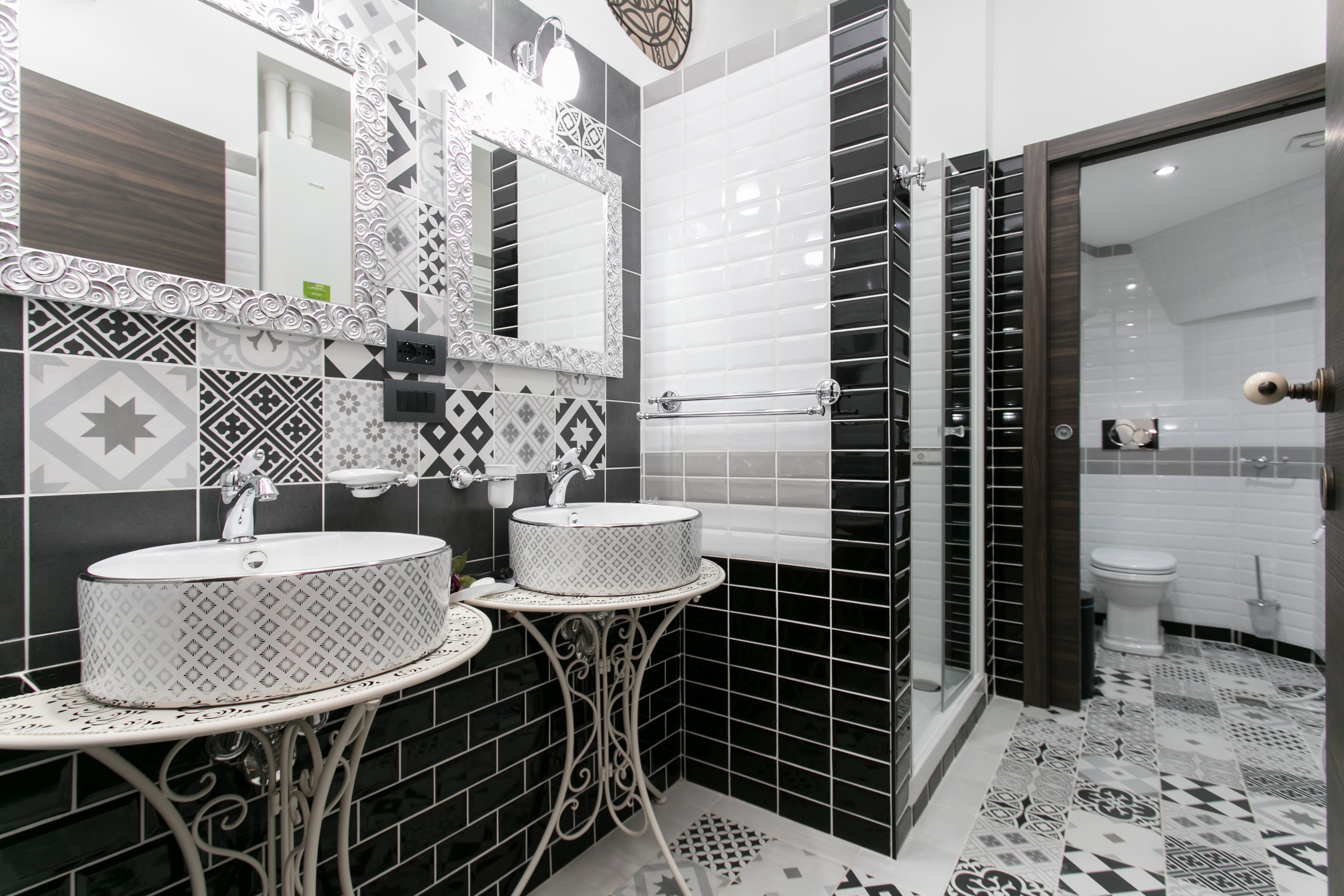 Gold Apartment | Badezimmer | Kostenlose Toilettenartikel, Haartrockner, Hausschuhe, Handtücher