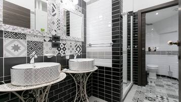 Gold Apartment | Badezimmer | Kostenlose Toilettenartikel, Haartrockner, Hausschuhe, Handtücher