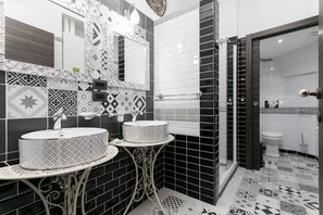 Gold Apartment | Bathroom