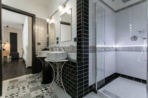 City-Apartment, Stadtblick | Badezimmer | Kostenlose Toilettenartikel, Haartrockner, Hausschuhe, Handtücher