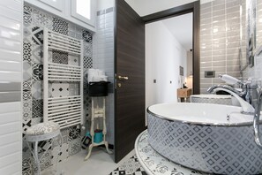 A modern bathroom with a large bathtub, a toilet, and a sink. - Aparthotel dei Mercanti (Milan)