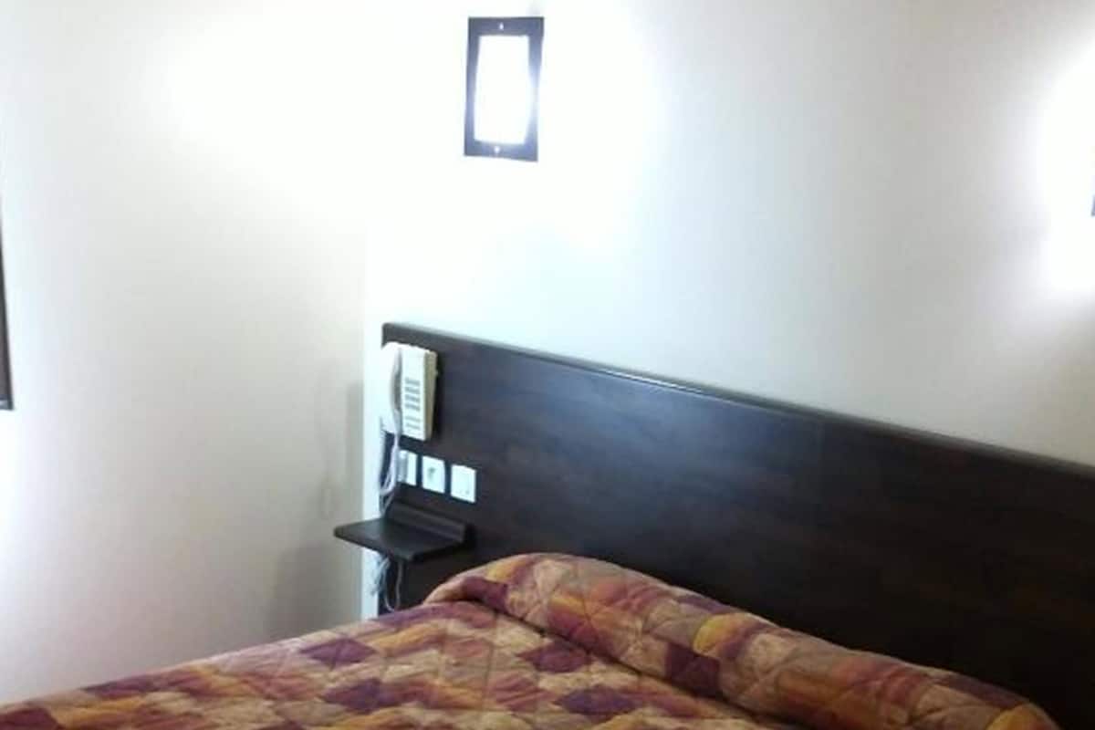 Desk, free cots/infant beds, free WiFi, bed sheets