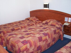 Standard Triple Room | Desk, free cots/infant beds, free WiFi, bed sheets - Estival Arriel (Lourdes)