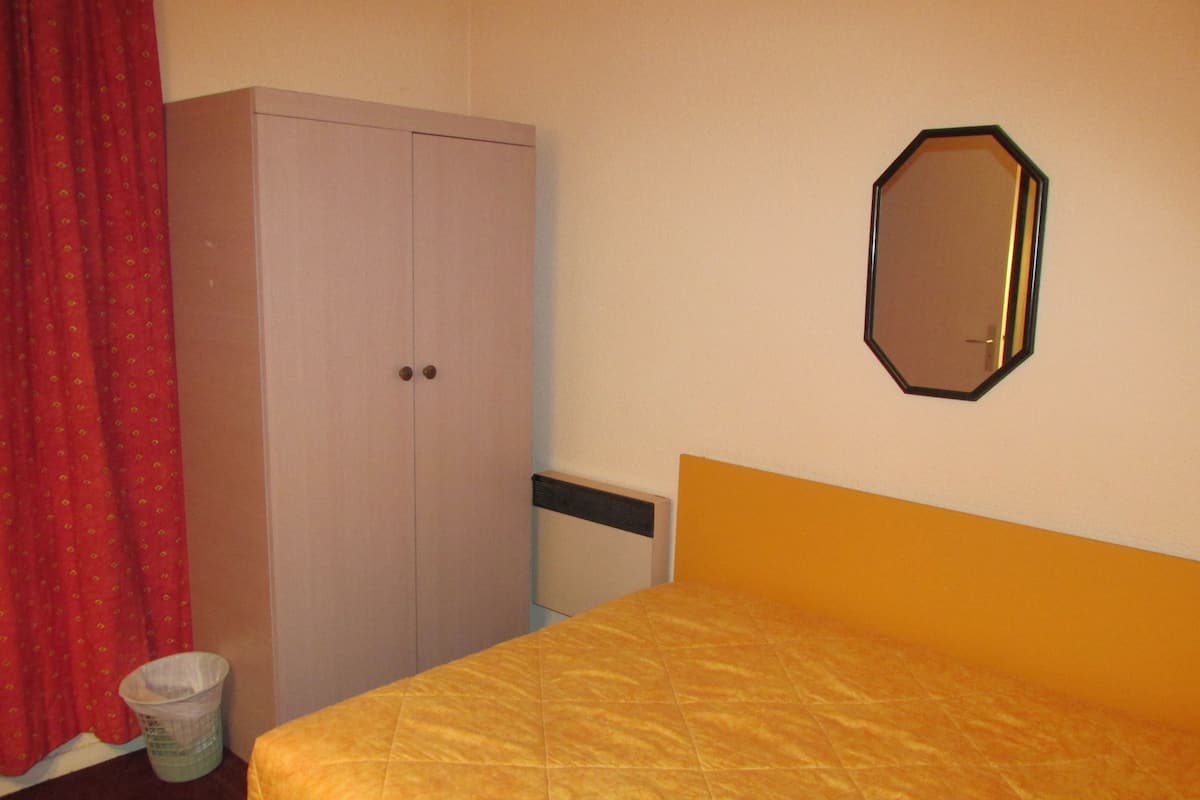 Desk, free cots/infant beds, free WiFi, bed sheets