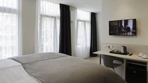 Minibar, in-room safe, desk, iron/ironing board (on request) - Hotel Fossa (Amsterdam)