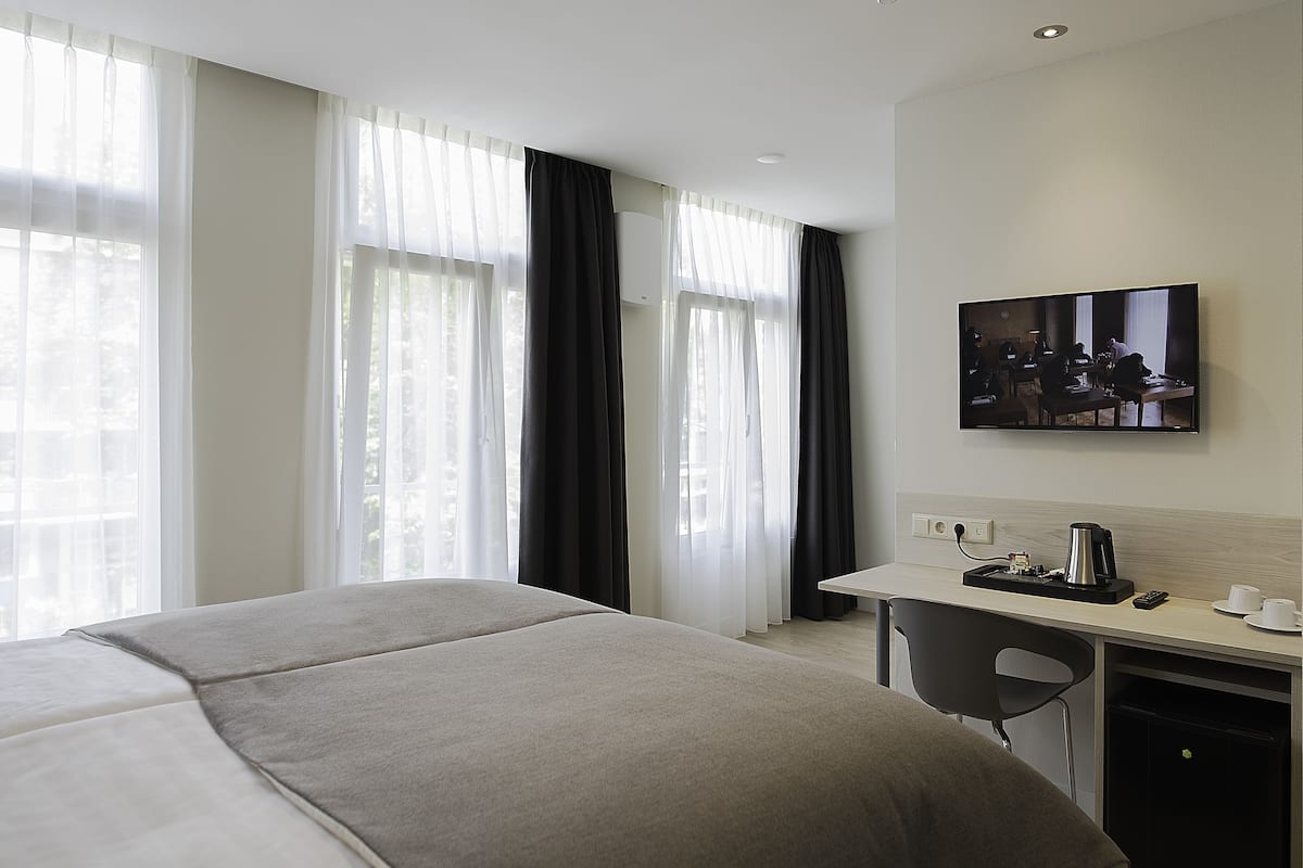 Minibar, Zimmersafe, Schreibtisch, Bügeleisen/Bügelbrett