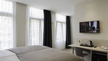 Minibar, Zimmersafe, Schreibtisch, Bügeleisen/Bügelbrett