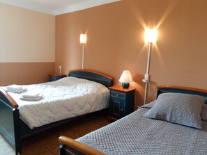 Triple Room | Desk, free WiFi