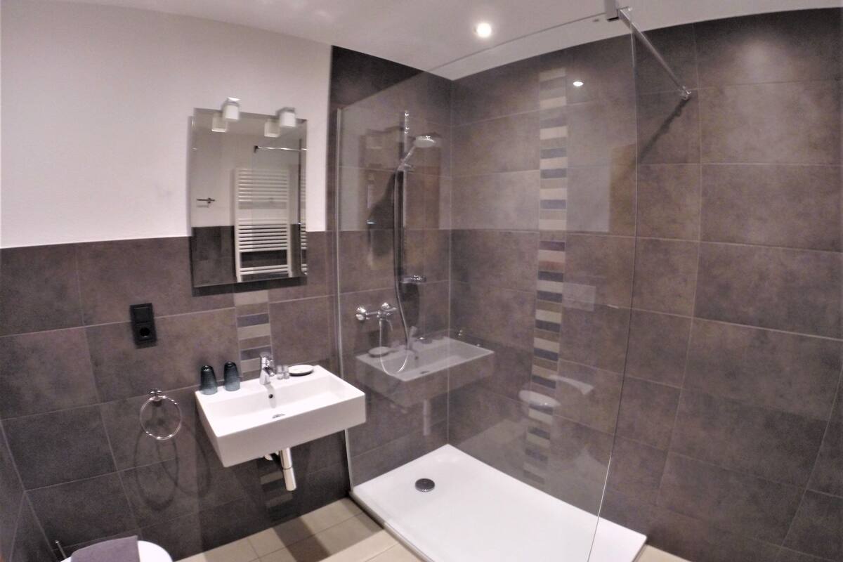 deluxe double room, private bathroom, river view | bathroom