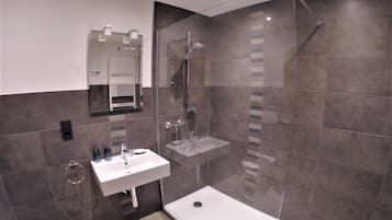 Deluxe-Doppelzimmer, eigenes Bad, Flussblick | Badezimmer