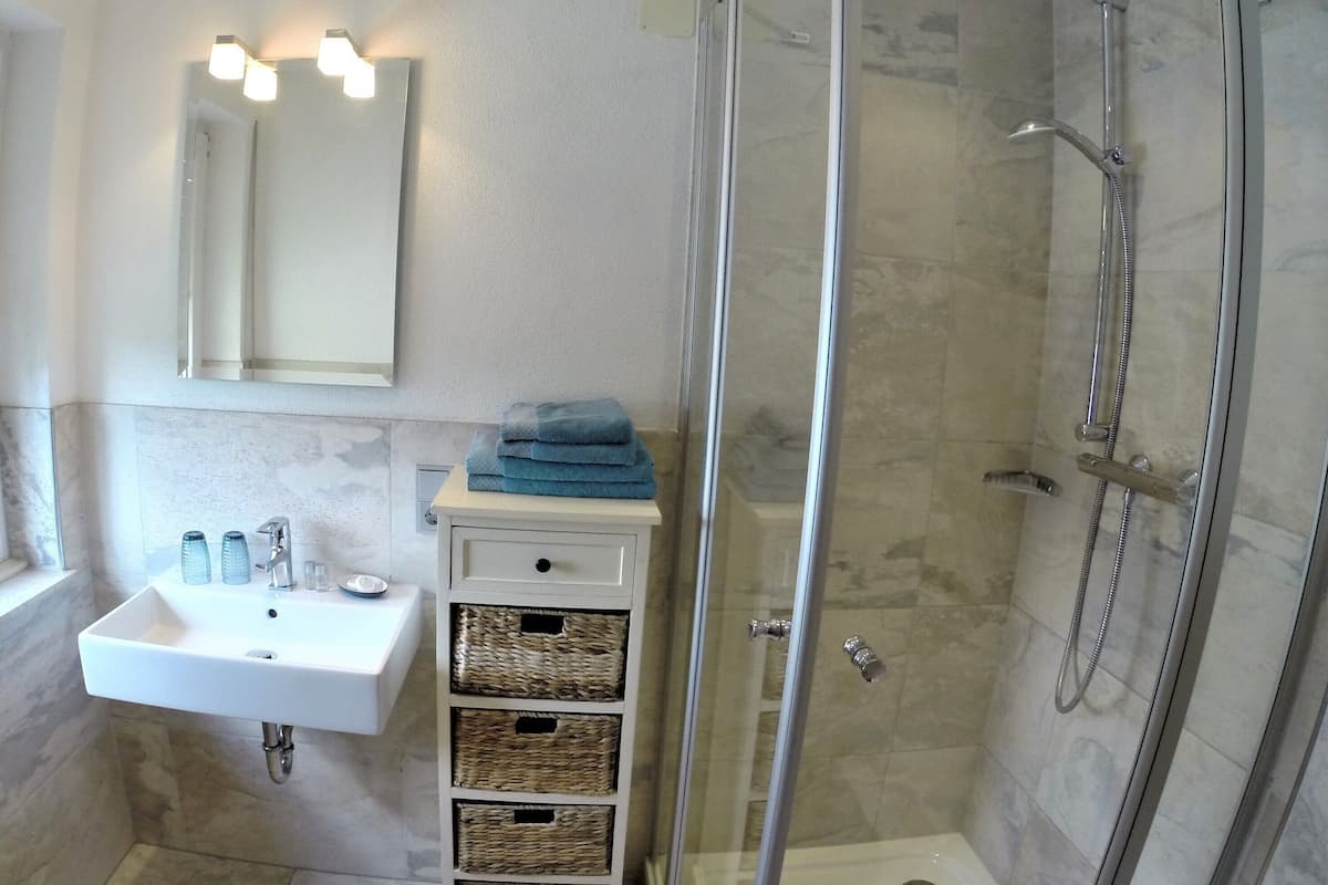 comfort double room, private bathroom, river view | bathroom