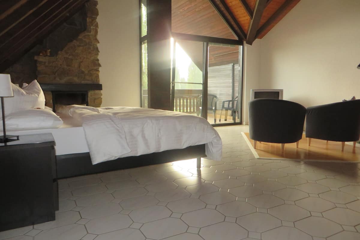 suite, private bathroom