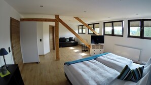 A bedroom with a bed, a TV, a dresser, and a window with a view of the outdoors. - Landgasthof Ralinger Hof (Ralingen)