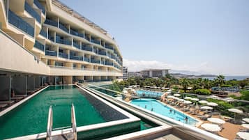 Suite Deluxe, 1 letto matrimoniale, vista mare, lato piscina | Piscina | Piscina all'aperto, ombrelloni da piscina, lettini