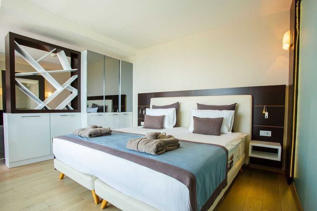 Premium bedding, minibar, in-room safe, desk
