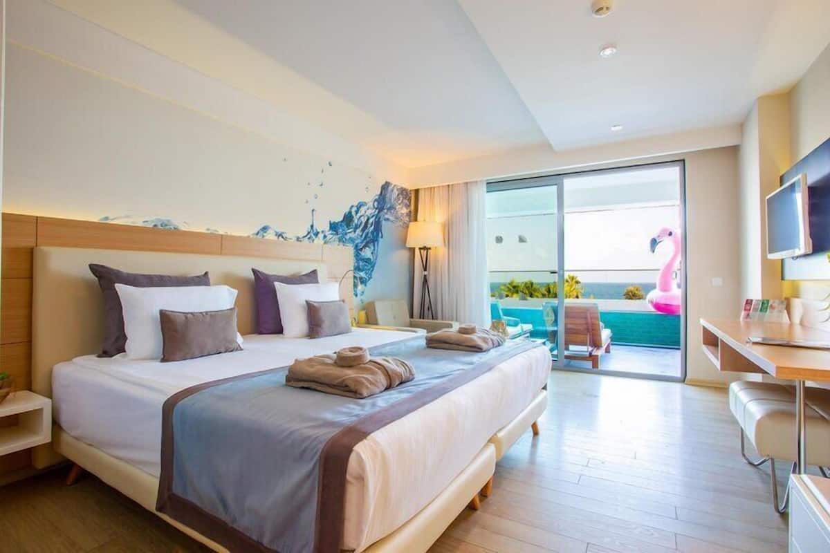 Deluxe Suite, 1 Double Bed, Sea View, Poolside | Premium bedding, minibar, in-room safe, desk
