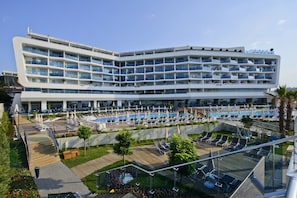 A modern hotel with multiple balconies, a swimming pool, and outdoor seating areas. - Selene Beach & Spa Hotel (Alanya)