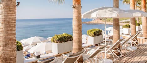 Plage privée, chaises longues, parasols, serviettes de plage