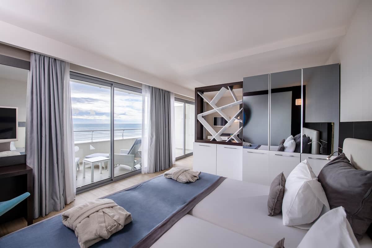 Junior suite, uitzicht op zee, uitzicht op zee | 1 slaapkamer, luxe beddengoed, een minibar, een kluis op de kamer