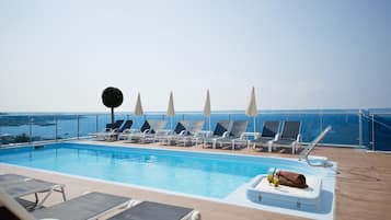 Udendørs pool, parasoller, liggestole