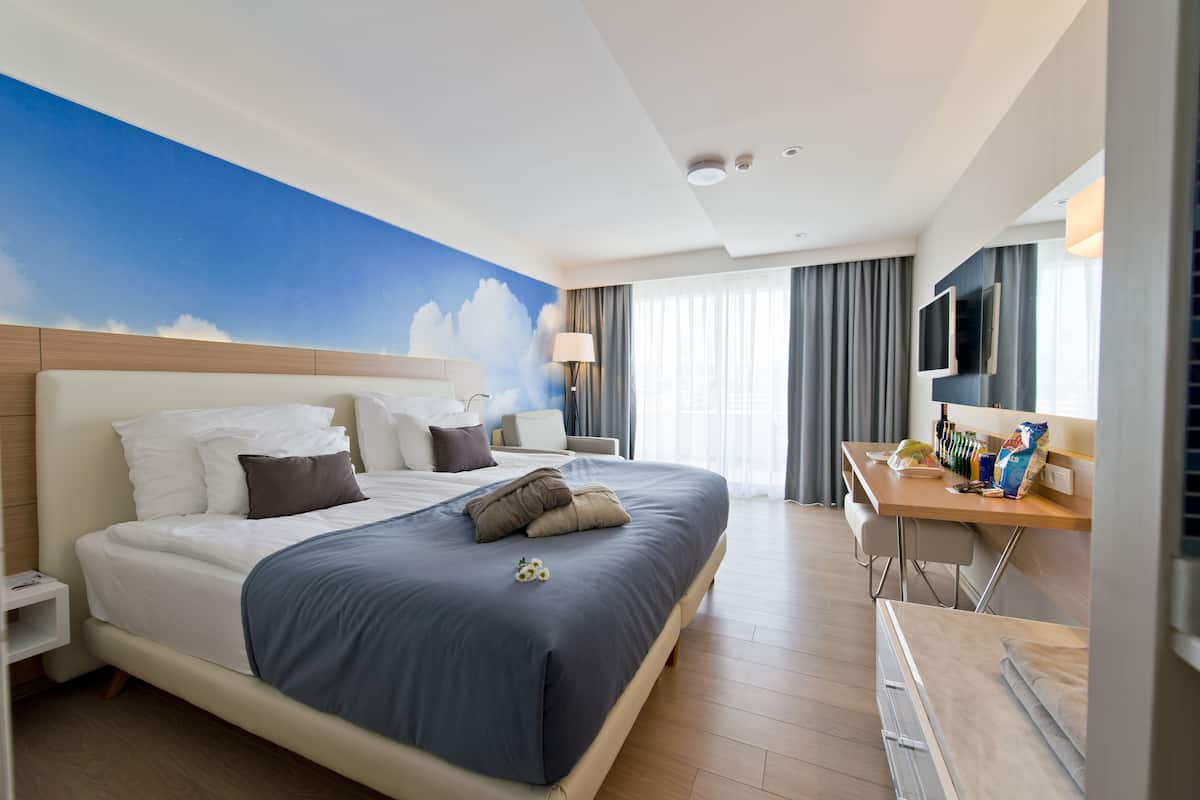 Premium bedding, minibar, in-room safe, desk