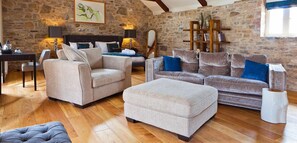 奢华双人房, 1 张特大床, 庭院景观 (Stables) | 1 多间卧室、客房内保险箱、办公桌、熨斗/熨衣板