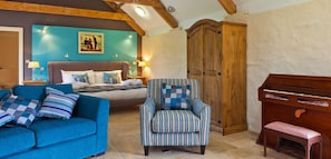 Chambre Double Supérieure, 1 très grand lit, vue cour intérieure (Orchard) | Coin séjour | Télévision à écran plat