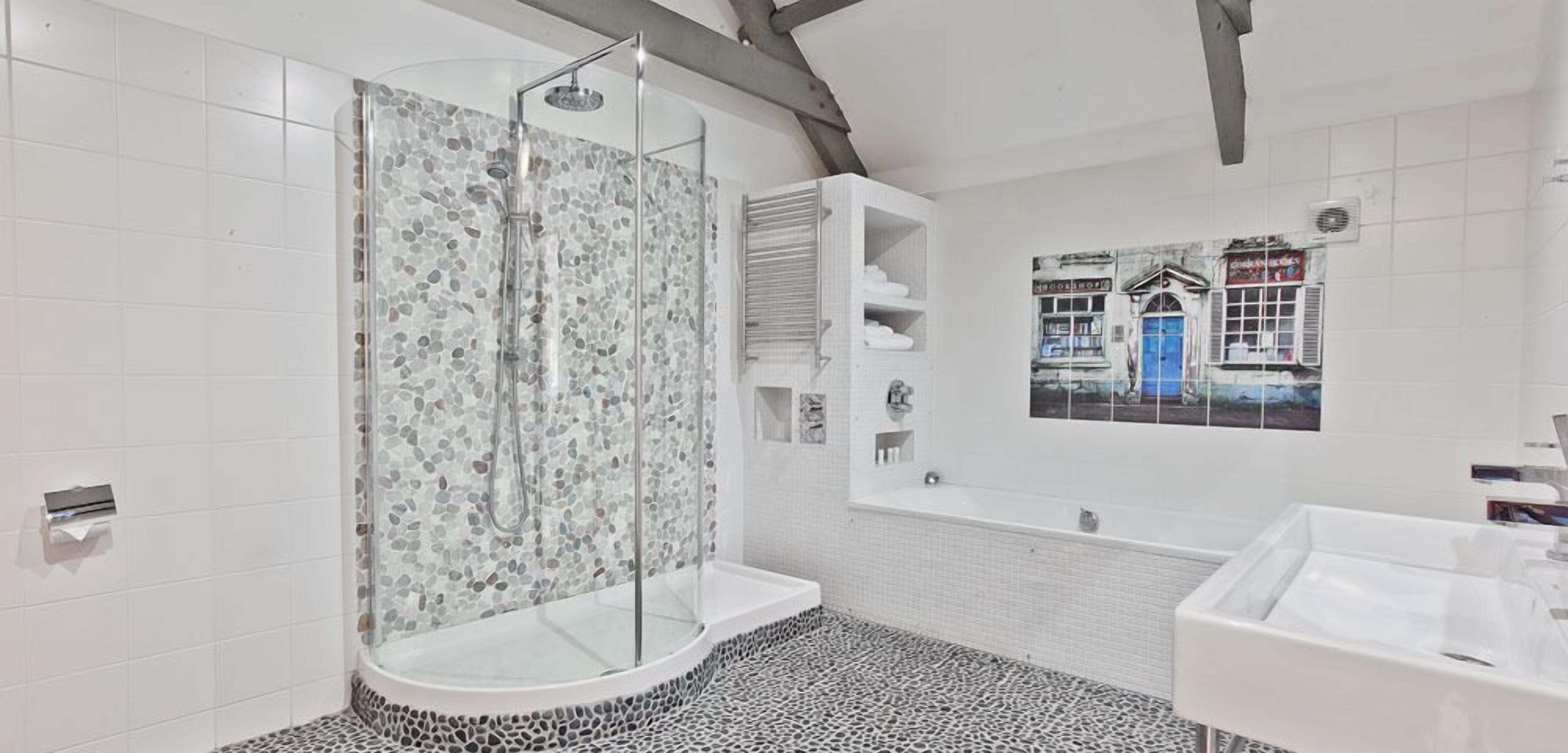 Superior Double Room, 1 King Bed, Courtyard View (Orchard) | Bathroom | Free toiletries, hair dryer, bathrobes, slippers