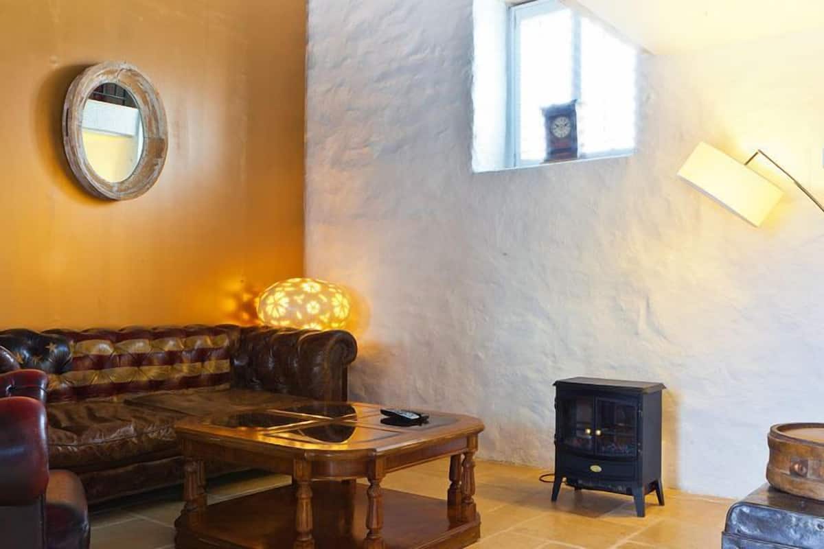 Superior-Doppelzimmer, 1 King-Bett, Blick auf den Innenhof (Great Barn) | Wohnbereich | Flachbildfernseher