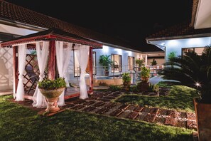Deluxe Four-Bedroom Villa with Private Pool and Jacuzzi - Tortuga Villa | Cofres nos quartos, escrivaninha, cortinas blackout