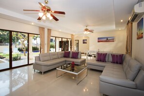 Three-Bedroom Villa with Private Pool and Hot tub - Calypso Villa | セーフティボックス (室内)、デスク、遮光カーテン、アイロン / アイロン台