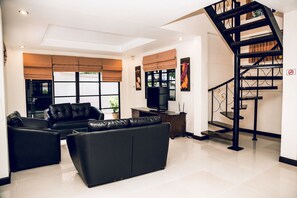 Three-Bedroom Villa with Private Pool and Hydro Massage - Sweet Villa | Bathroom