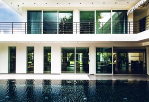 Six-Bedroom Villa with Private Pool - Grand Siam Villa | In-room safe, desk, blackout drapes, iron/ironing board - Pattaya Holiday Villas (Pattaya)