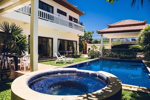 Five-Bedroom Villa with Private Pool and Jacuzzi - Avoca Villa 