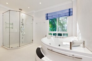 Deluxe Three-Bedroom Villa with Private Pool and Jacuzzi - Sweet Villa | Badezimmer | Badewanne und Dusche (separat), Whirlpool, kostenlose Toilettenartikel
