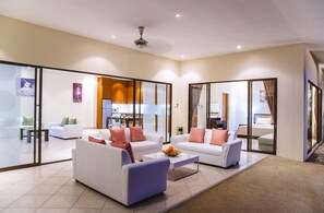 Superior Two-Bedroom Villa with Private Pool and Jacuzzi - Tortuga Villa | Cofres nos quartos, escrivaninha, cortinas blackout