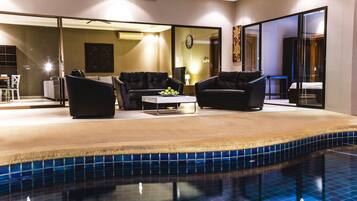 Superior Three-Bedroom Villa with Private Pool and Jacuzzi - Tortuga Villa | Brankas, meja kerja, tirai kedap cahaya, dan setrika/meja setrika