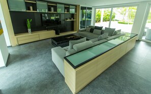 Six-Bedroom Villa with Private Pool - Grand Siam Villa | In-room safe, desk, blackout drapes, iron/ironing board - Pattaya Holiday Villas (Pattaya)