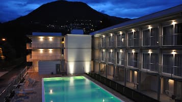 Außenpool, Sonnenschirme, Liegestühle
