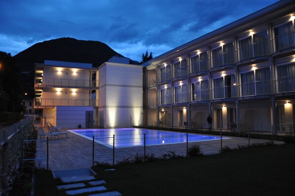 Outdoor pool, pool umbrellas, sun loungers