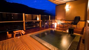 ห้องดีลักซ์ทวิน (Hollywood, Tatami Area, Open-air Bath) | อ่างอาบน้ำแบบแช่ตัว