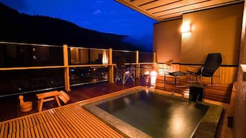 露天風呂付和洋室(ハリウッドツインルーム+和室8畳+露付デッキ部18平米) | 深めの浴槽